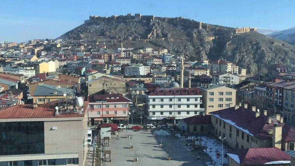 Bayburt’un yüksek kesimleri karla kaplıyken merkezde bahar havası yaşanıyor