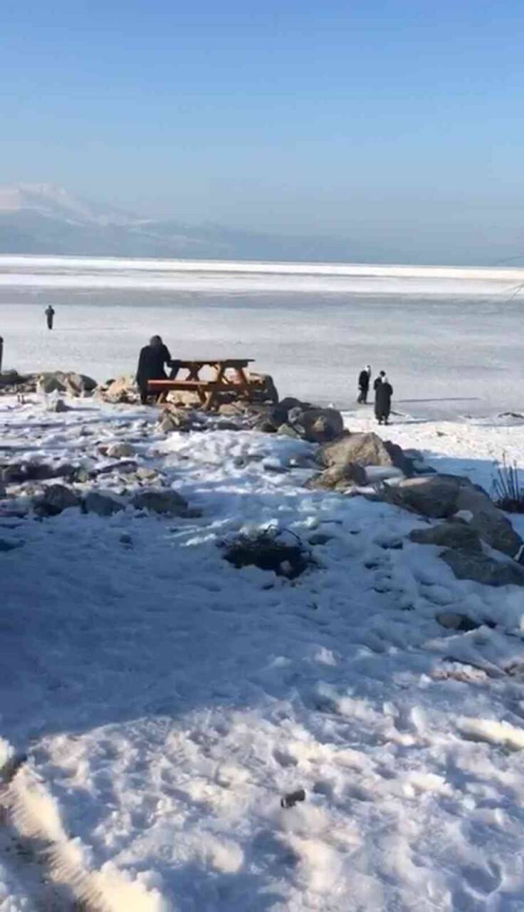 Buz tutan Eğirdir Gölü’nde yürüyüşler yasaklandı