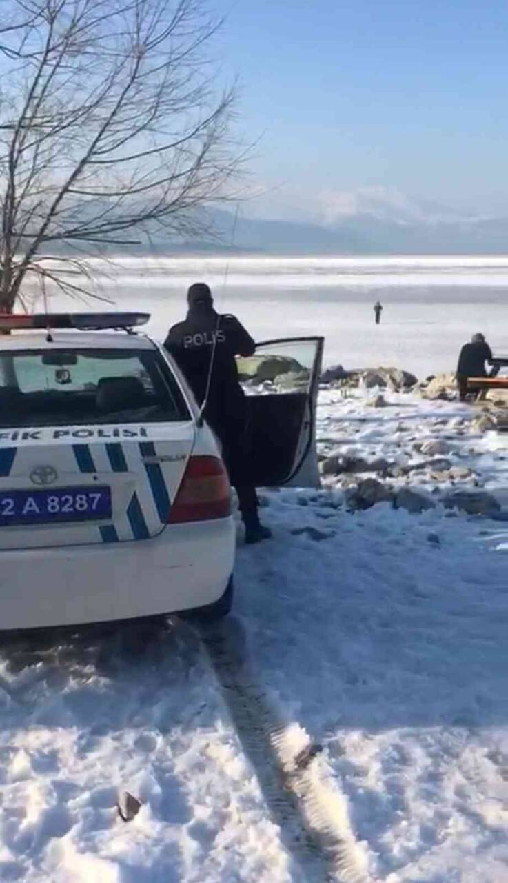 Buz tutan Eğirdir Gölü’nde yürüyüşler yasaklandı