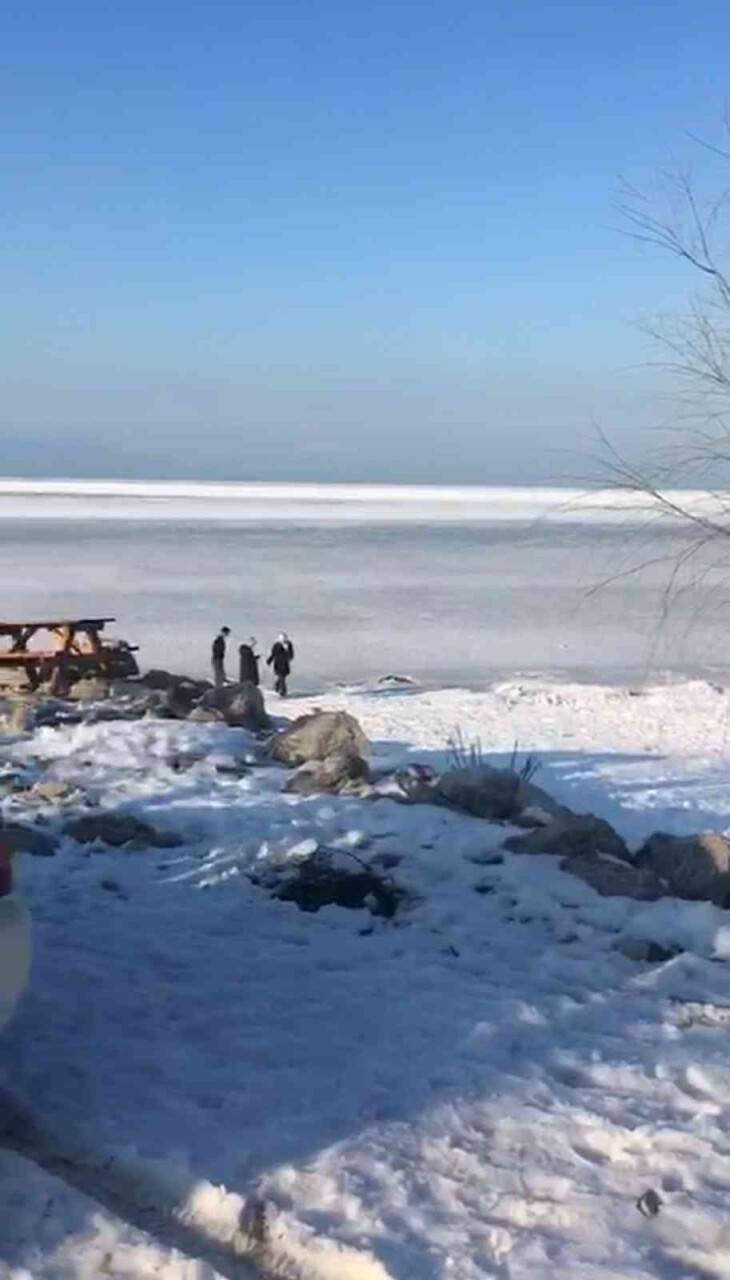 Buz tutan Eğirdir Gölü’nde yürüyüşler yasaklandı