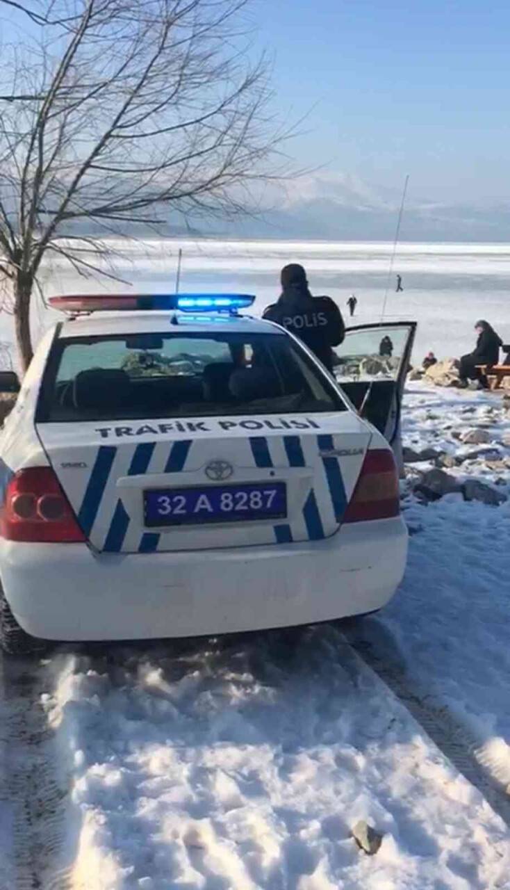 Buz tutan Eğirdir Gölü’nde yürüyüşler yasaklandı