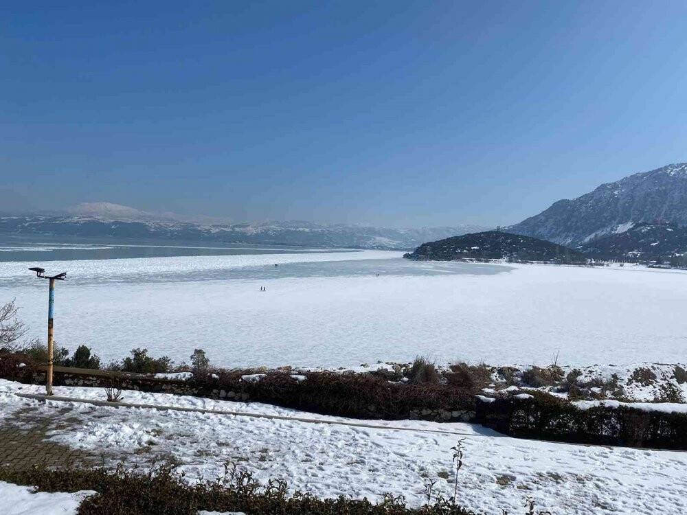 Buz tutan Eğirdir Gölü’nde yürüyüşler yasaklandı