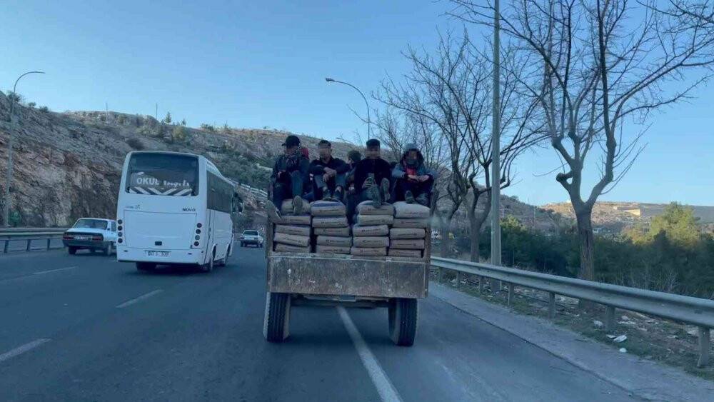 Çimento yüklü traktörde tehlikeli yolculuk