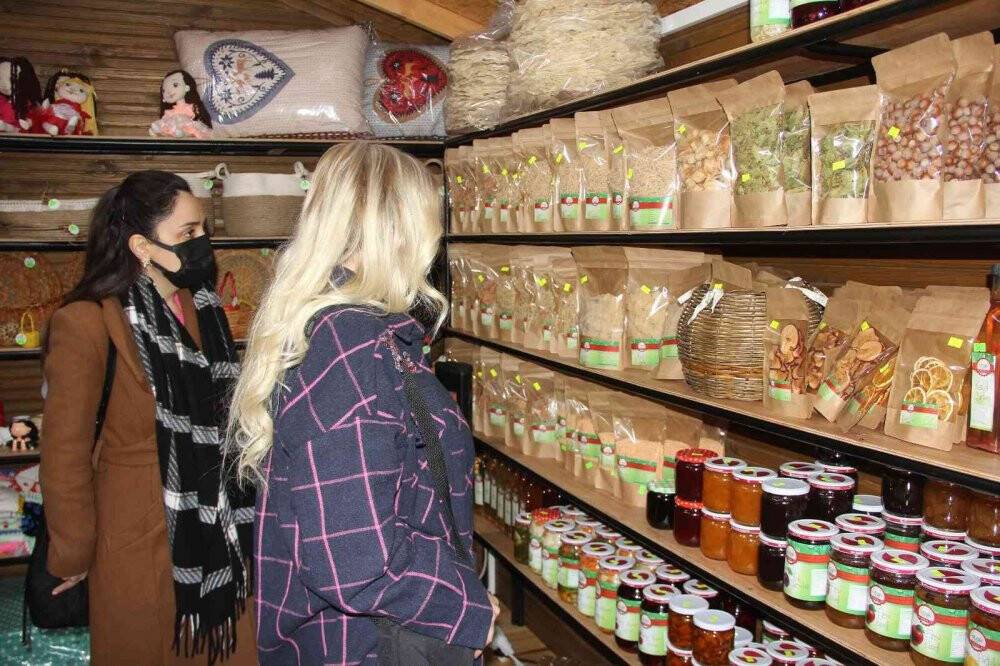 Girişimci kadınlar satış merkezi açtı