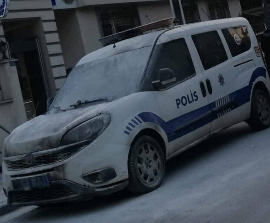 Karakolun önündeki polis otosunu yaktı