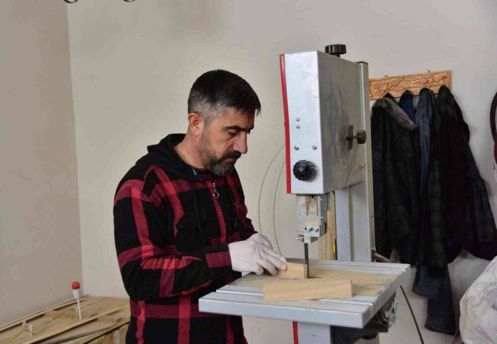 Kendi imkanlarıyla kurduğu atölyede yay üretiyor