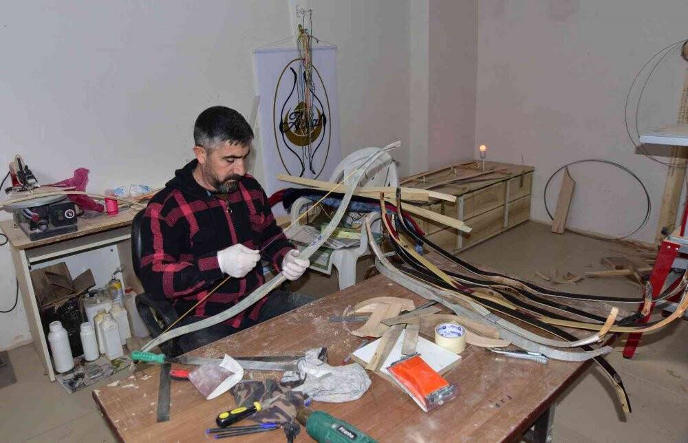Kendi imkanlarıyla kurduğu atölyede yay üretiyor