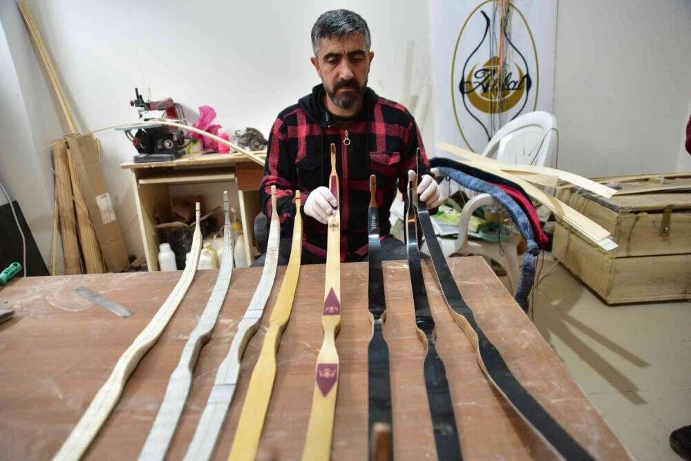 Kendi imkanlarıyla kurduğu atölyede yay üretiyor