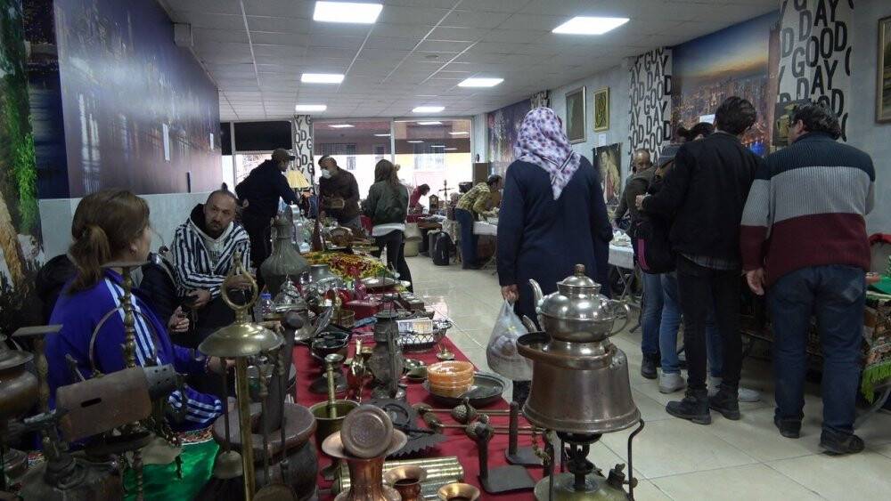 Mezatın en gözdesi asırlık gramofon 19 bin TL’ye alıcı buldu