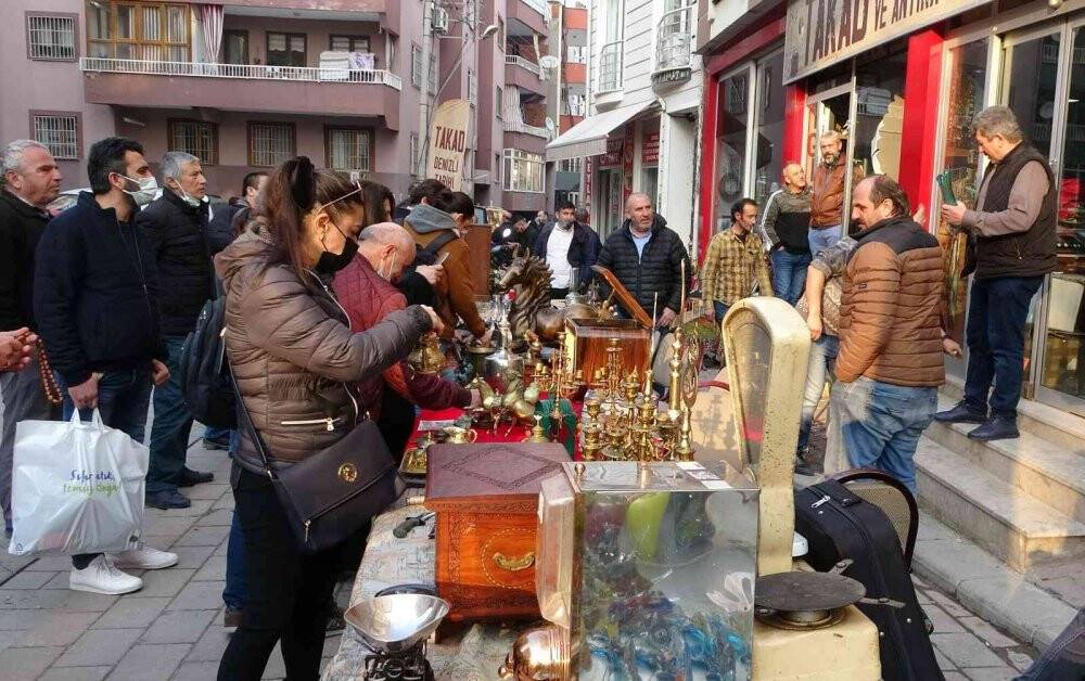 Mezatın en gözdesi asırlık gramofon 19 bin TL’ye alıcı buldu