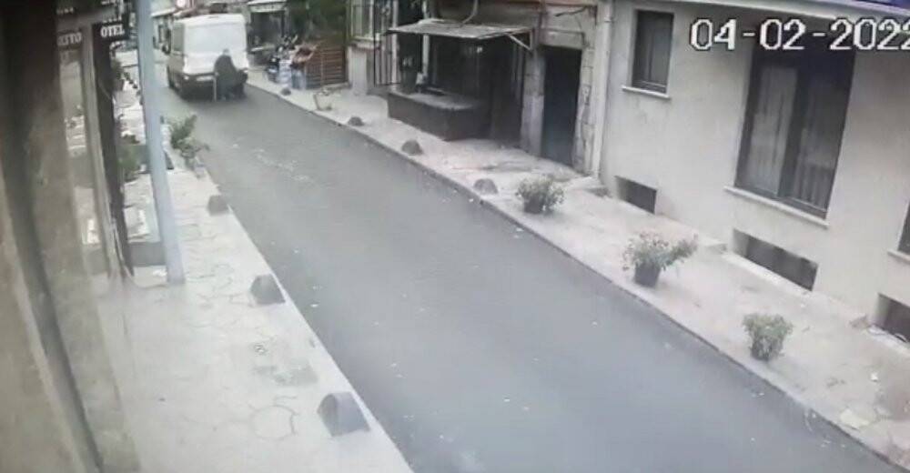 Taksim’de dehşet anları kamerada: 70 yaşındaki kadın minibüsün altında kaldı