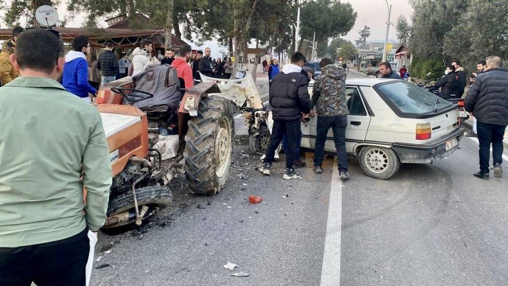 Traktör ile otomobil kafa kafaya çarpıştı: 2 yaralı