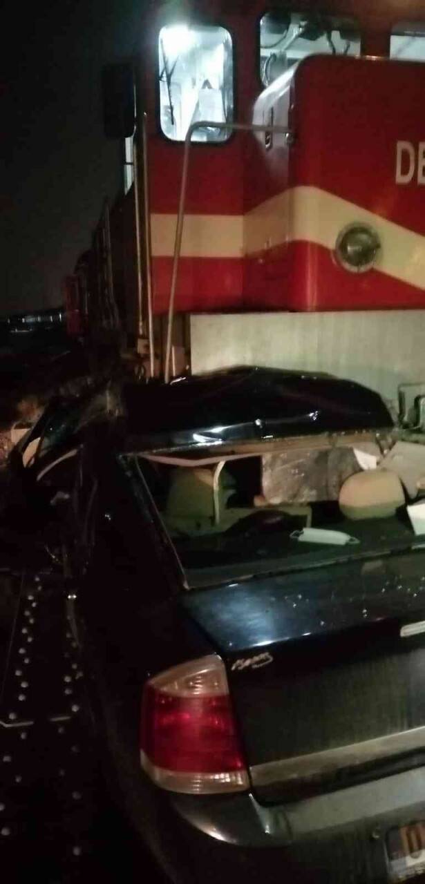 Trenin çarptığı otomobilin sürücüsü canını araçtan son anda atlayarak kurtardı