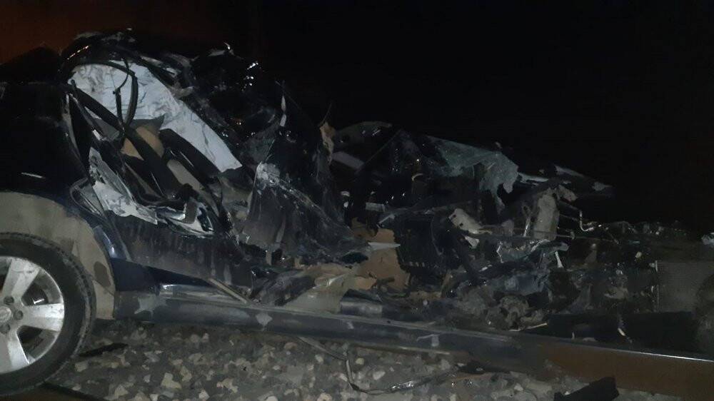 Trenin çarptığı otomobilin sürücüsü canını araçtan son anda atlayarak kurtardı