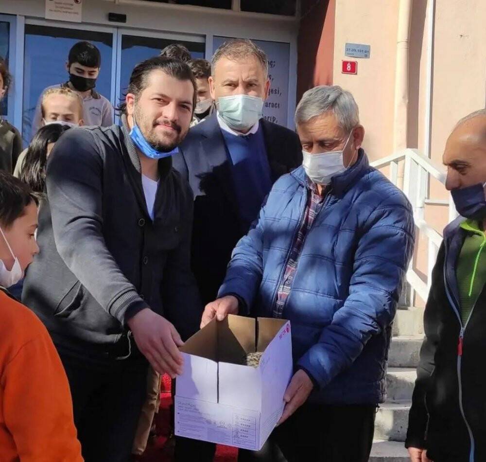 Yolda bulduğu yavru baykuşu elleriyle besledi