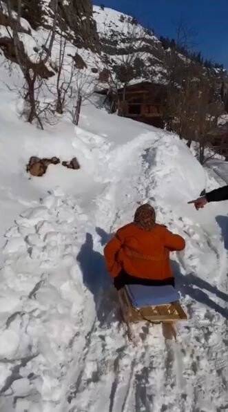 95 yaşındaki Saadet ninenin tahta kızak keyfi