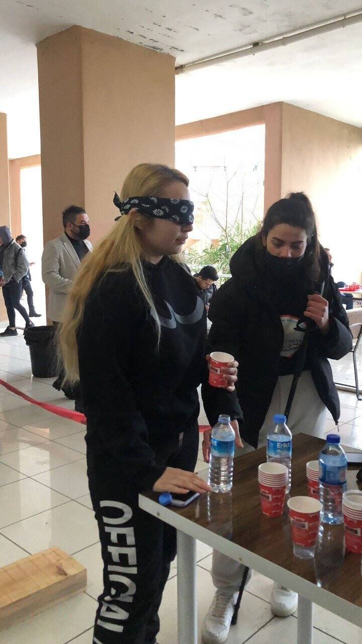 Empati kurmak için bir günlüğüne engelli oldular