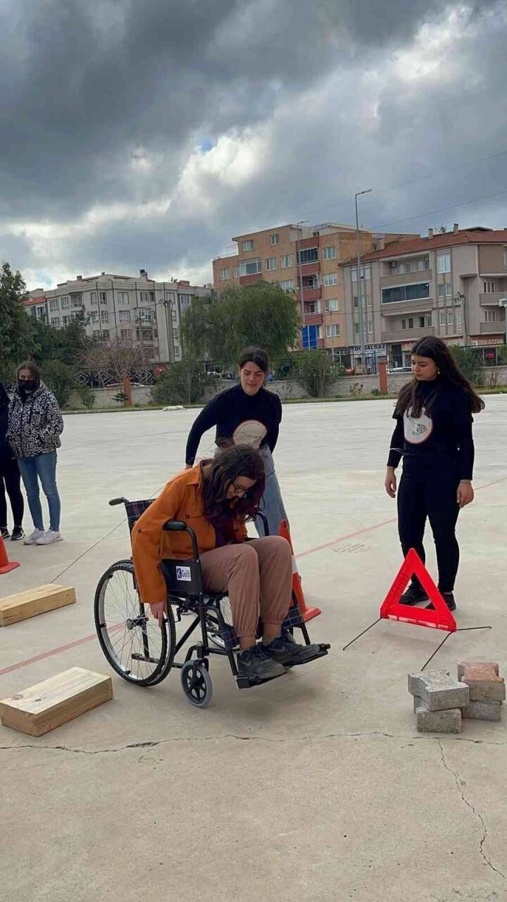 Empati kurmak için bir günlüğüne engelli oldular