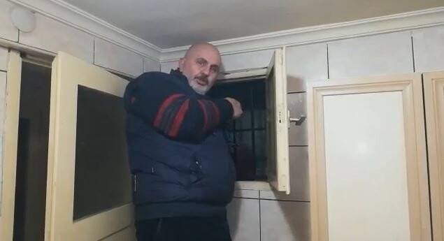 Hava boşluğuna düşen martıyı vatandaşlar kurtardı