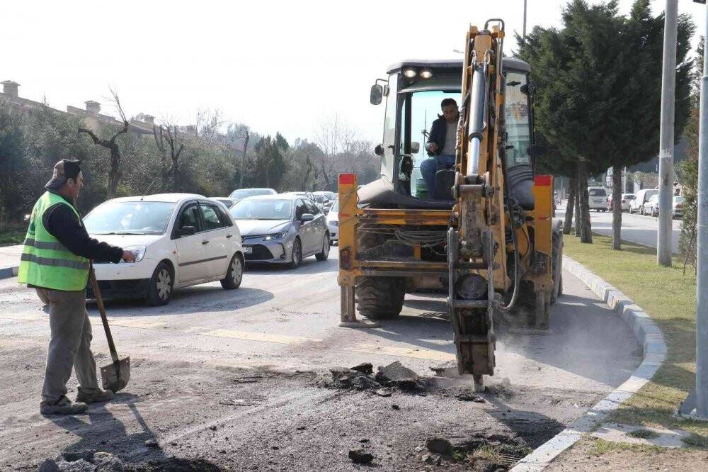 Manisa’da sıcak asfalt mesaisi devam ediyor