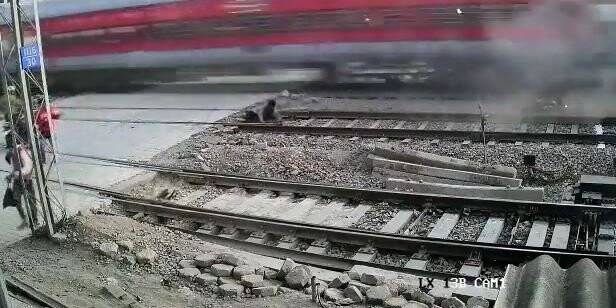 Motosikletli sürücü, trenin altında kalmaktan son anda kurtuldu