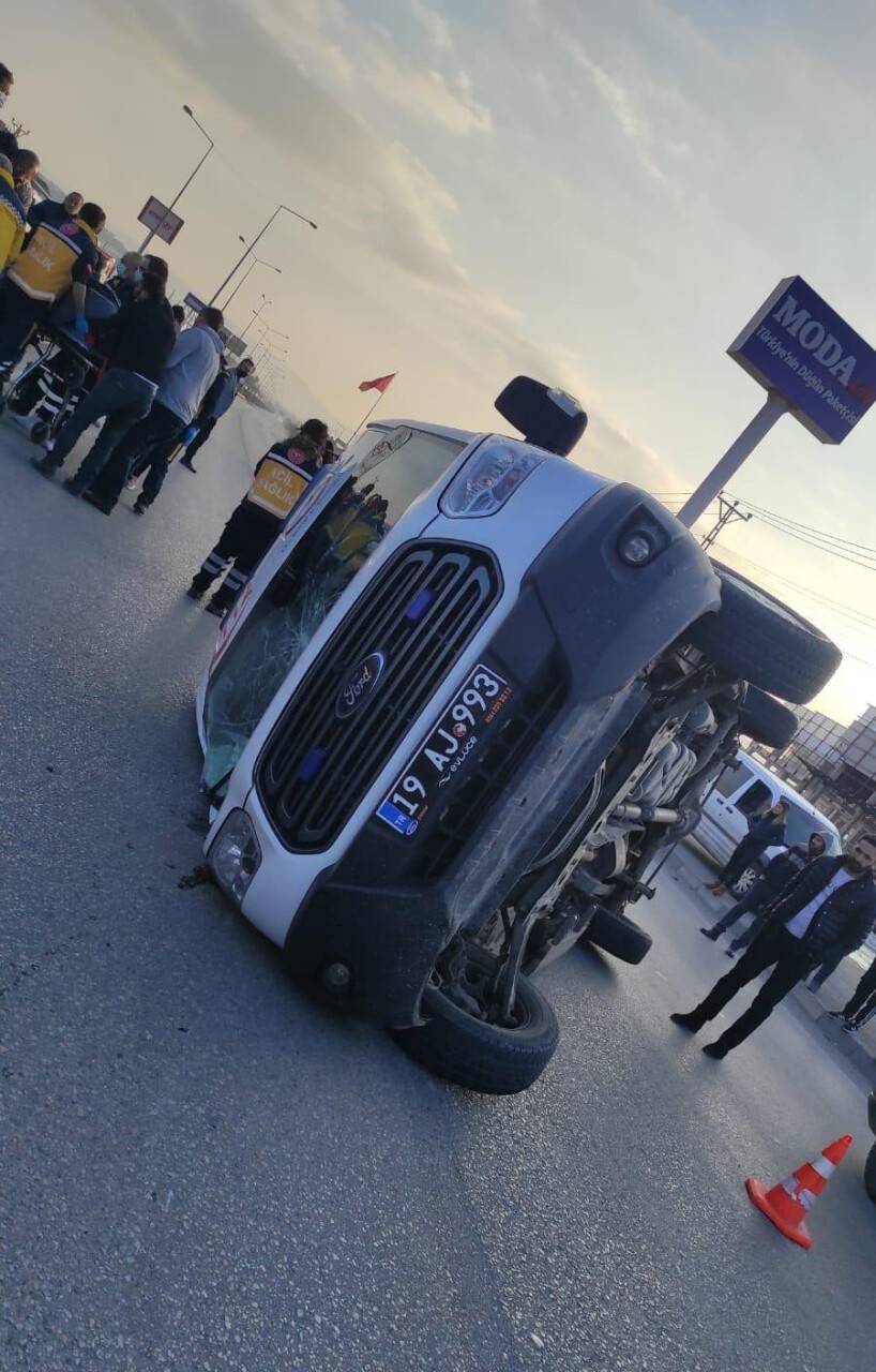 Otomobil ile hasta taşıyan ambulans çarpıştı: 5 yaralı
