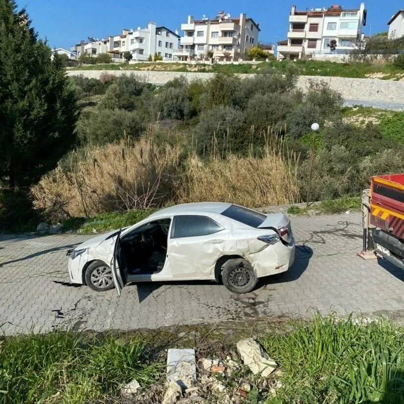 Sürücüsünün el frenini çekmeyi unuttuğu otomobil dereye uçtu