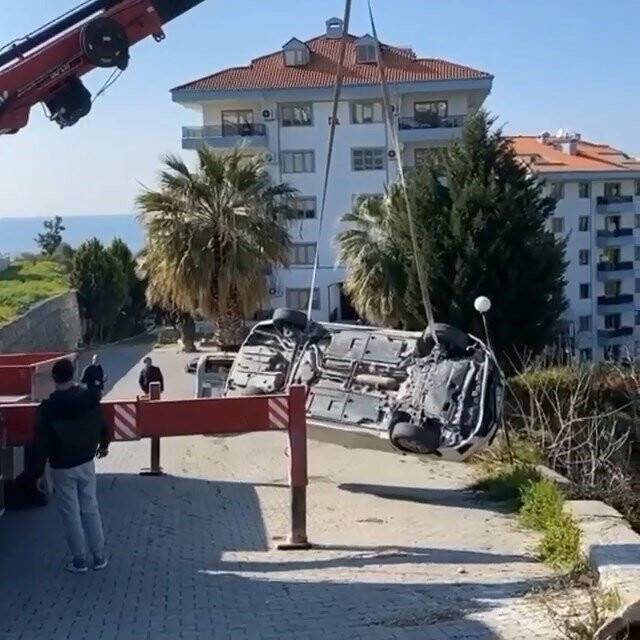 Sürücüsünün el frenini çekmeyi unuttuğu otomobil dereye uçtu