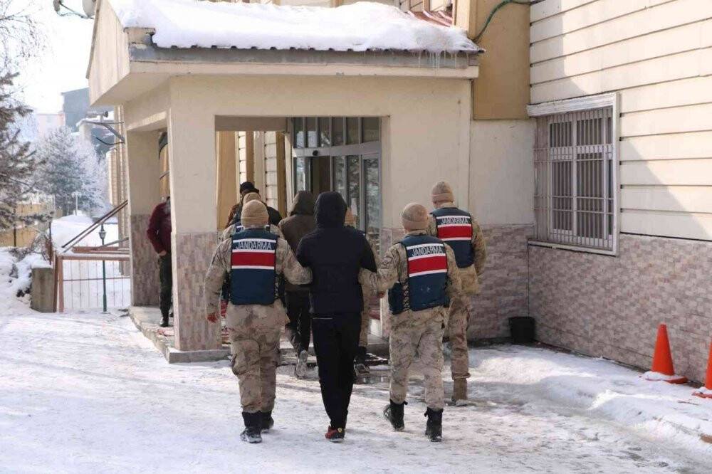 Terör örgütü propagandası yapan 2 şahıs tutuklandı