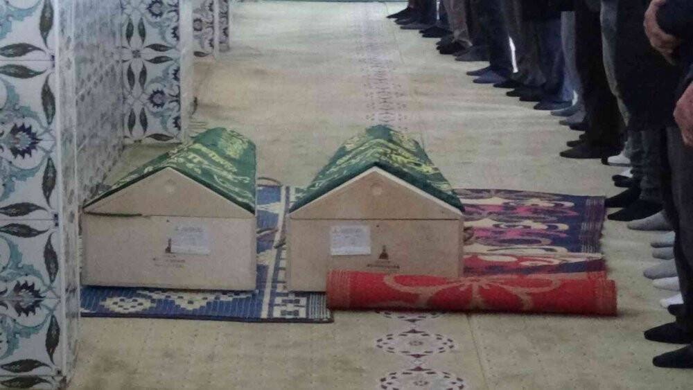 Yangında torunlarını kaybeden dede, cenazede baygınlık geçirdi