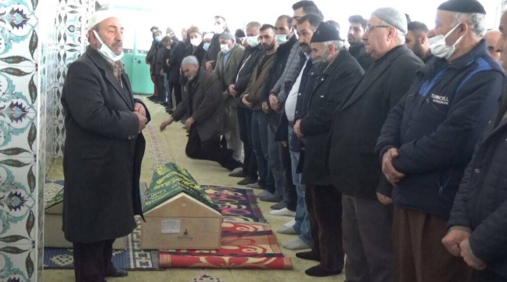 Yangında torunlarını kaybeden dede, cenazede baygınlık geçirdi