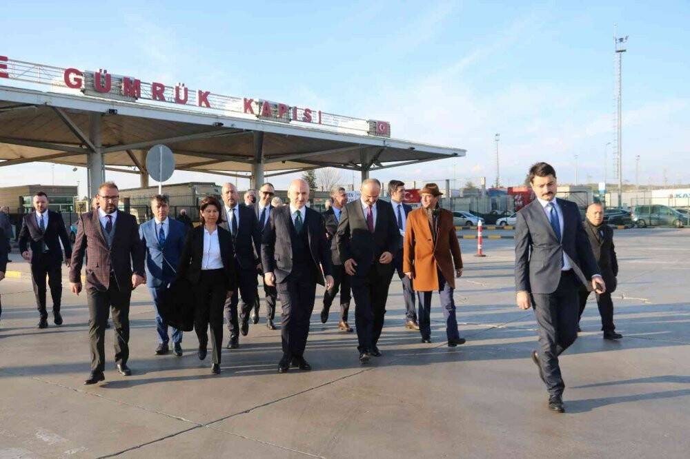 Bakan Karaismailoğlu, Kapıkule ve diğer gümrüklerdeki sorunları Bulgaristan ile görüştü