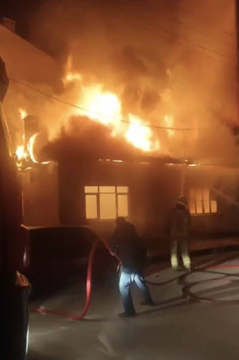 Bursa’da metruk bina ikinci kez alev alev yandı