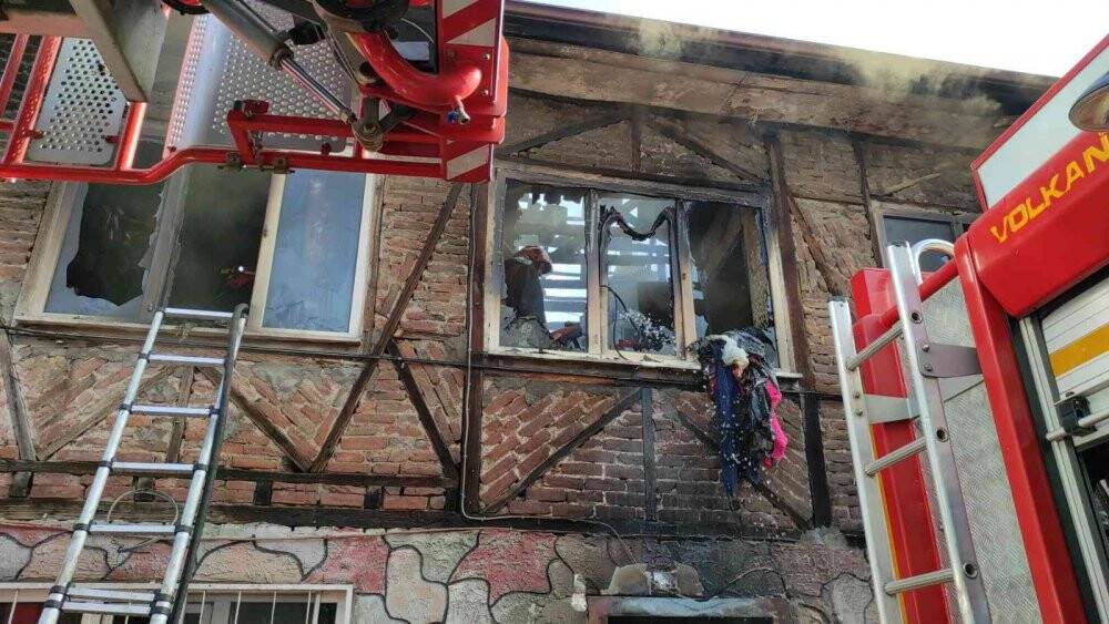 İki katlı ev alev topuna döndü
