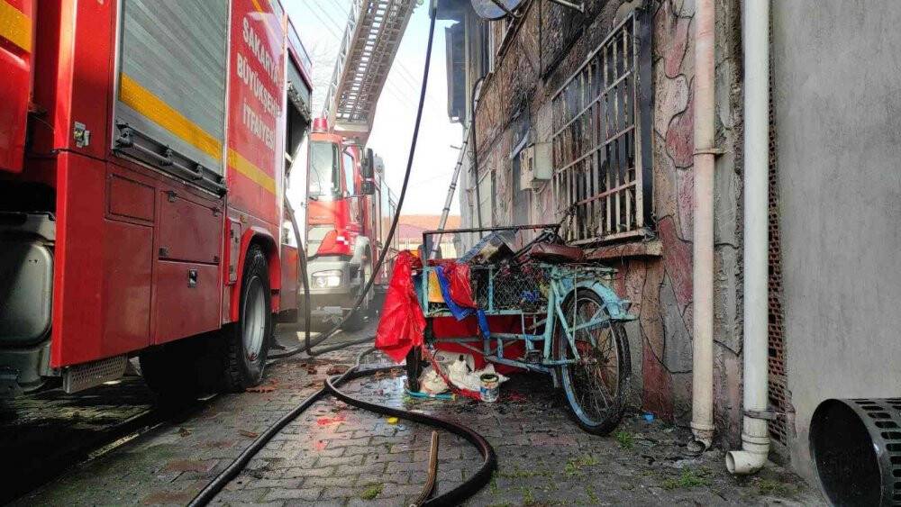 İki katlı ev alev topuna döndü