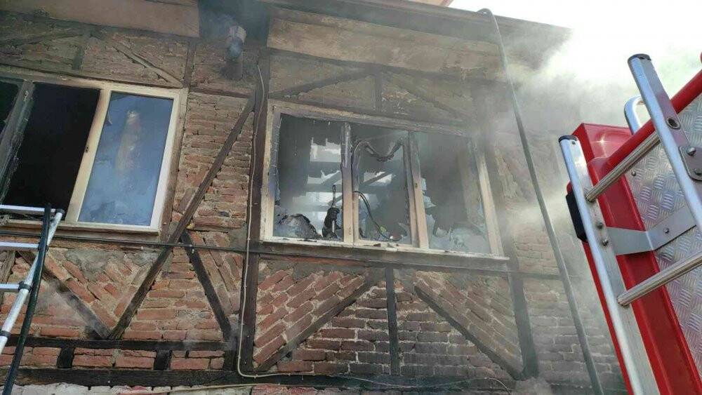 İki katlı ev alev topuna döndü