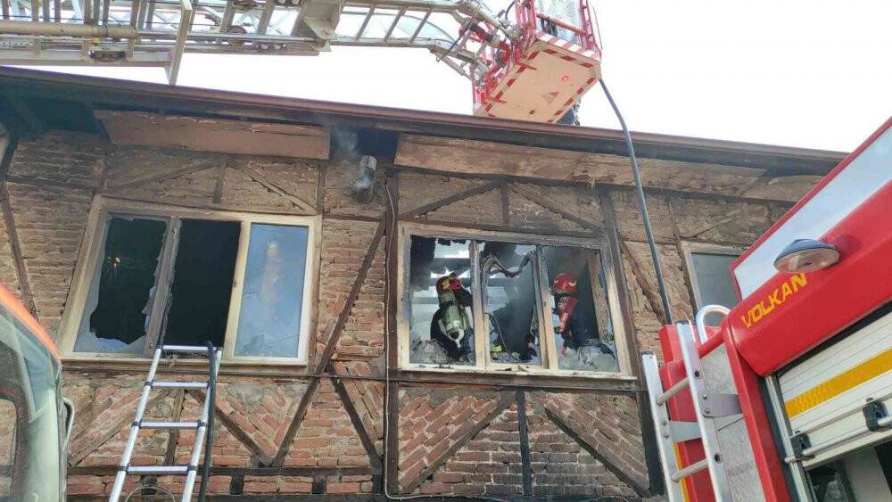 İki katlı ev alev topuna döndü