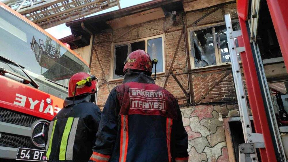 İki katlı ev alev topuna döndü