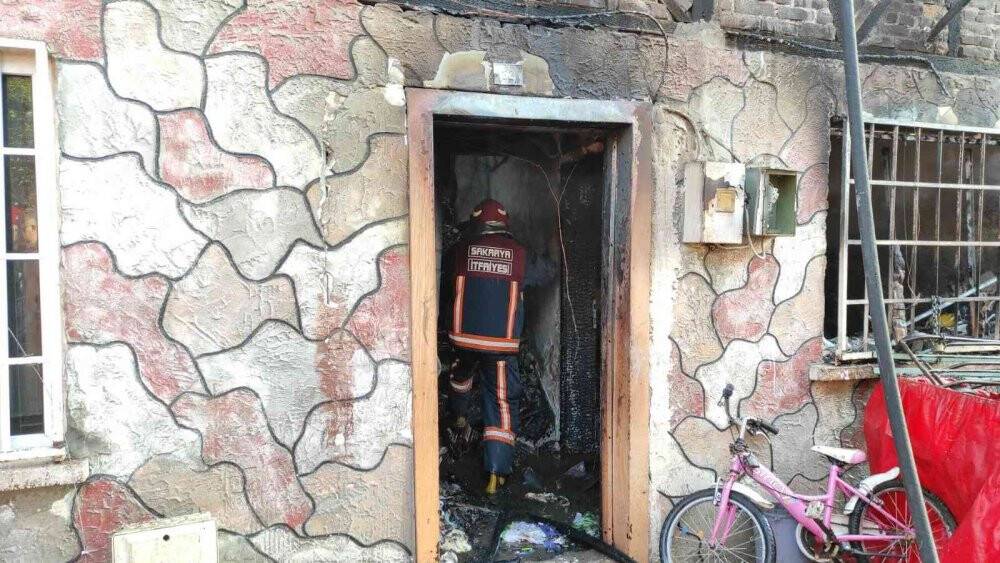 İki katlı ev alev topuna döndü