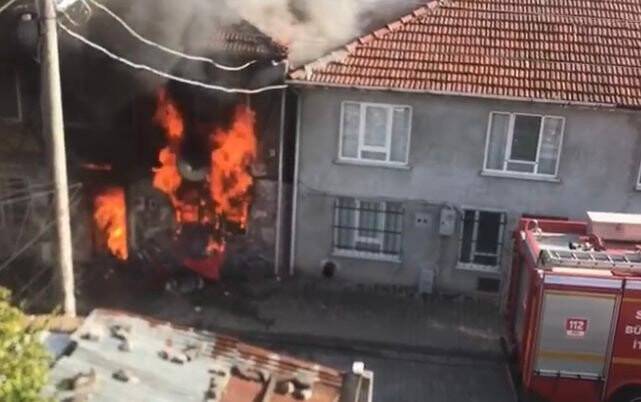 İki katlı ev alev topuna döndü