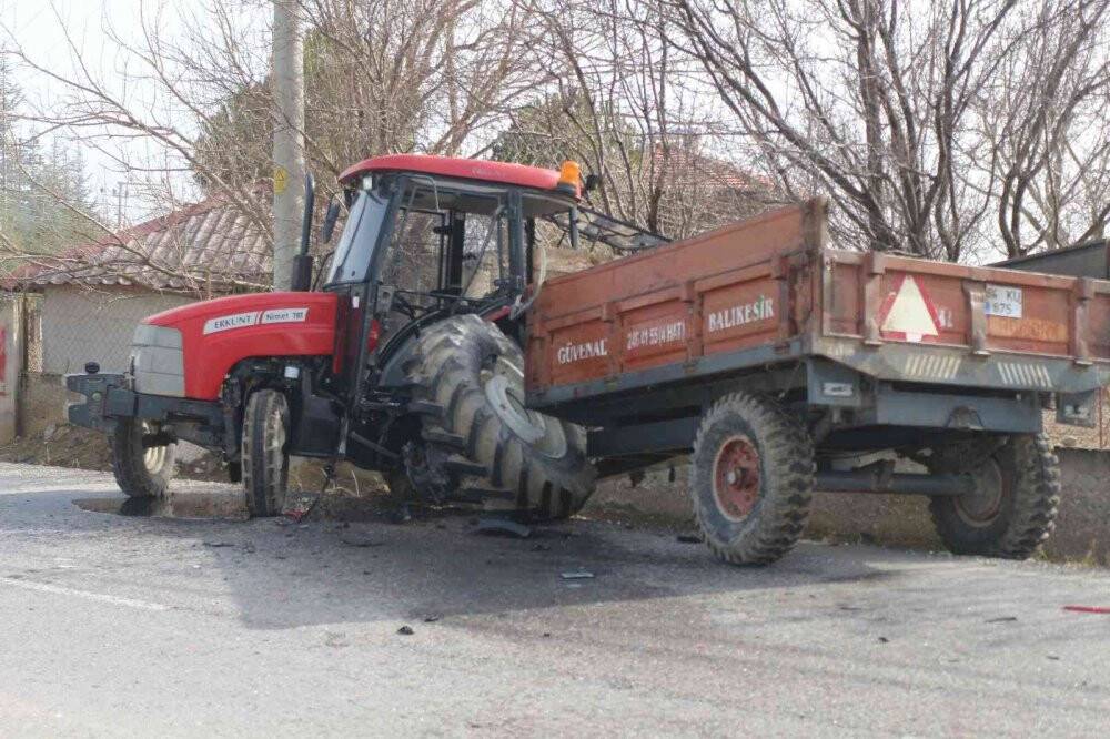 Kamyonetle traktörün çarpıştığı kazada 3 kişi yaralandı