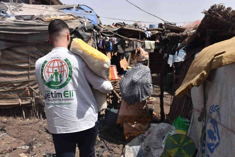 Mali’deki muhtaç ailelere Avrupa Yetim Eli’nden gıda yardımı