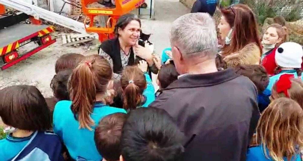 Minik öğrencilerin kedi kurtarma heyecanı