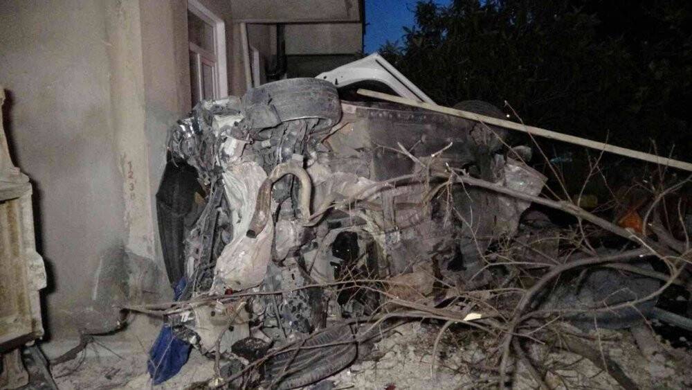 Otomobille makas atan gençler kaza anlarını kayda aldı