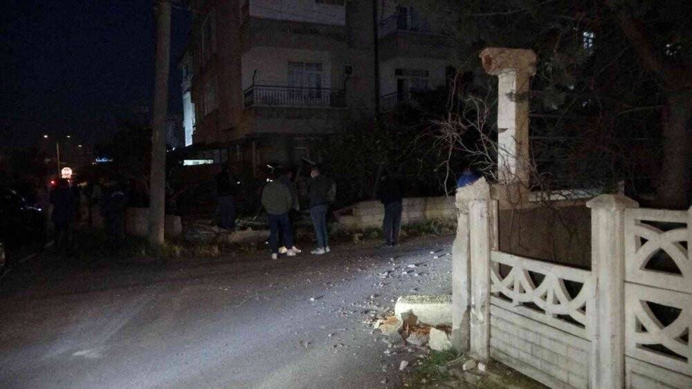 Otomobille makas atan gençler kaza anlarını kayda aldı