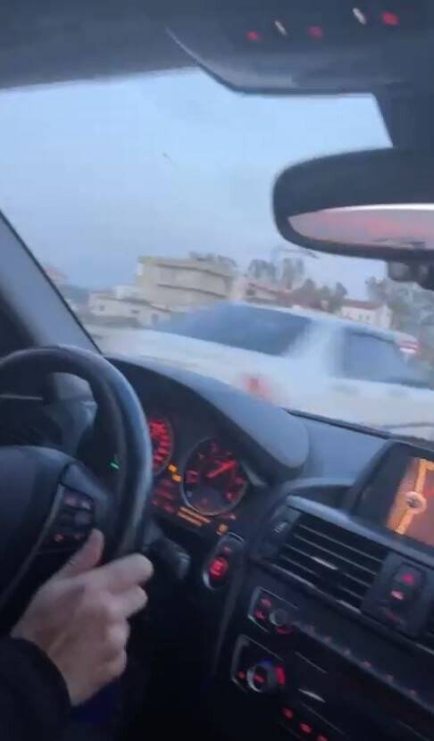 Otomobille makas atan gençler kaza anlarını kayda aldı