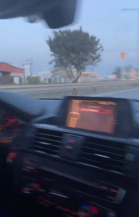 Otomobille makas atan gençler kaza anlarını kayda aldı