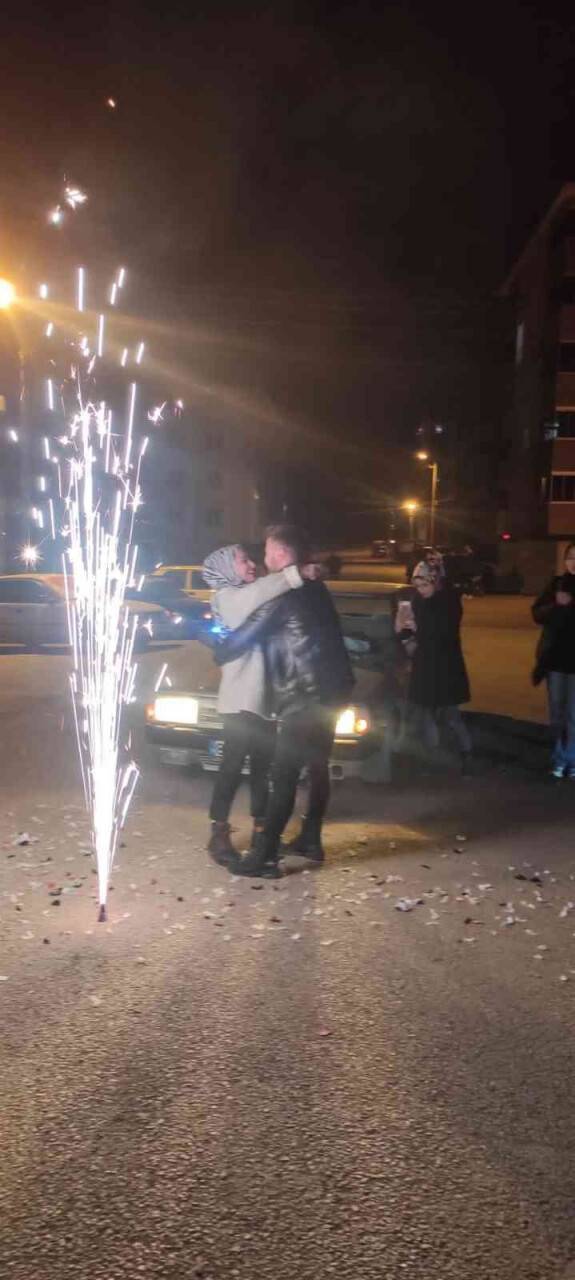 30 aracı sevgilisi için yan yana dizip evlilik teklifi yaptı