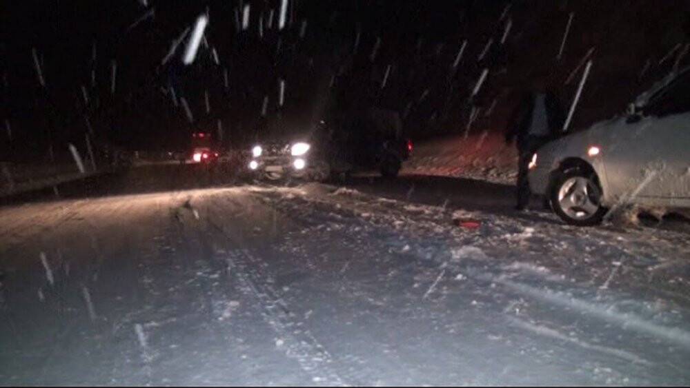 Antalya-Konya karayolu yoğun kar ve tipi nedeniyle tırların geçişine kapatıldı