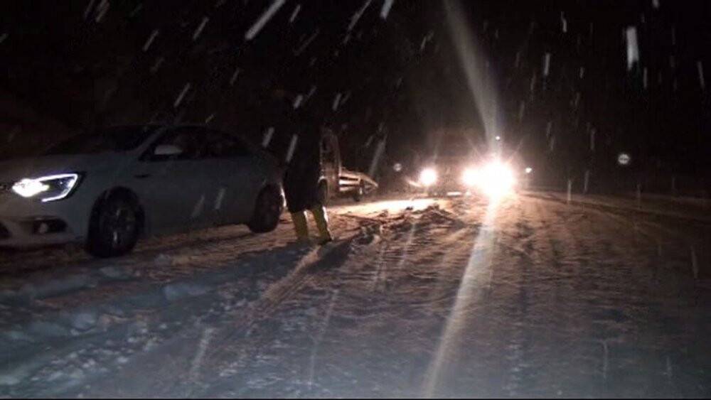 Antalya-Konya karayolu yoğun kar ve tipi nedeniyle tırların geçişine kapatıldı